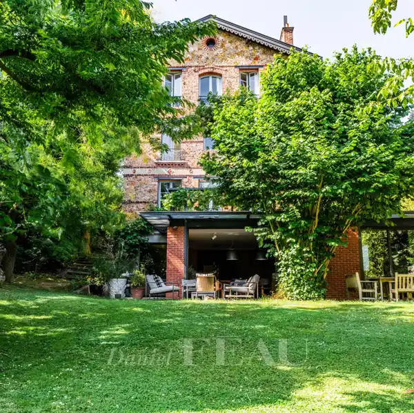 EXPANDED 19TH CENTURY PROPERTY WITH SERENE VIEWS