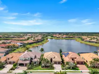 Sophisticated Lakefront Retreat with Entertainer’s Layout