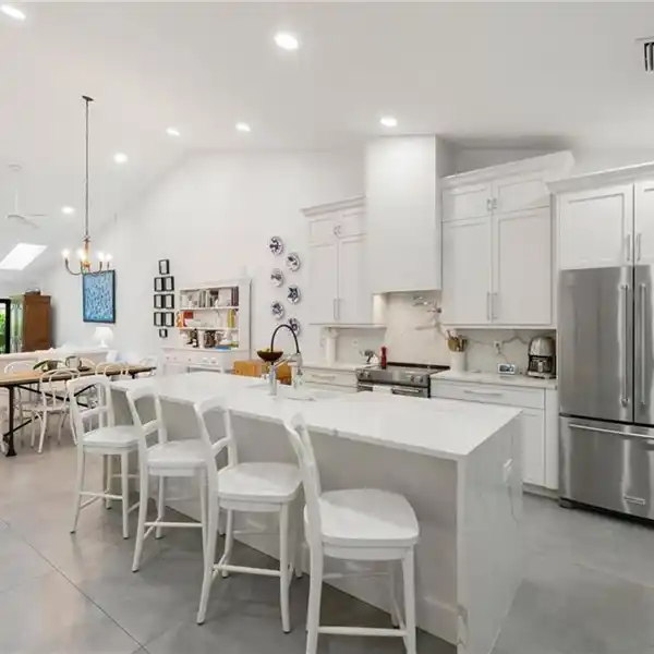 ELEGANTLY REMODELED RESIDENCE IN THE VILLAS OF PARK SHORE