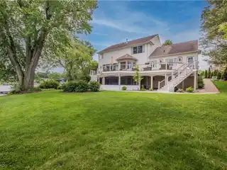 Amazing Lakefront Setting