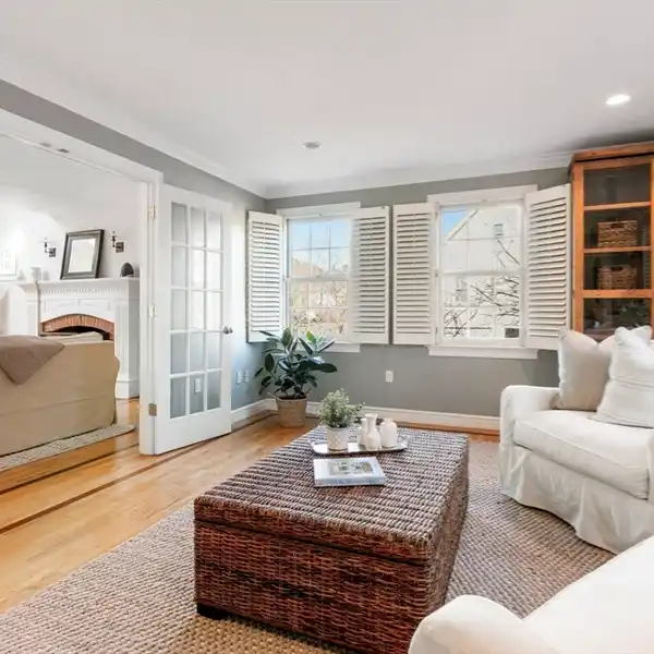 EXPANSIVE RESIDENCE IN A DESIRABLE AREA