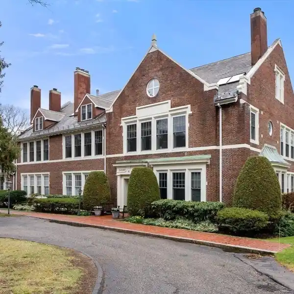 IMPECCABLY MAINTAINED CONDOMINIUM IN WELLESLEY FARMS