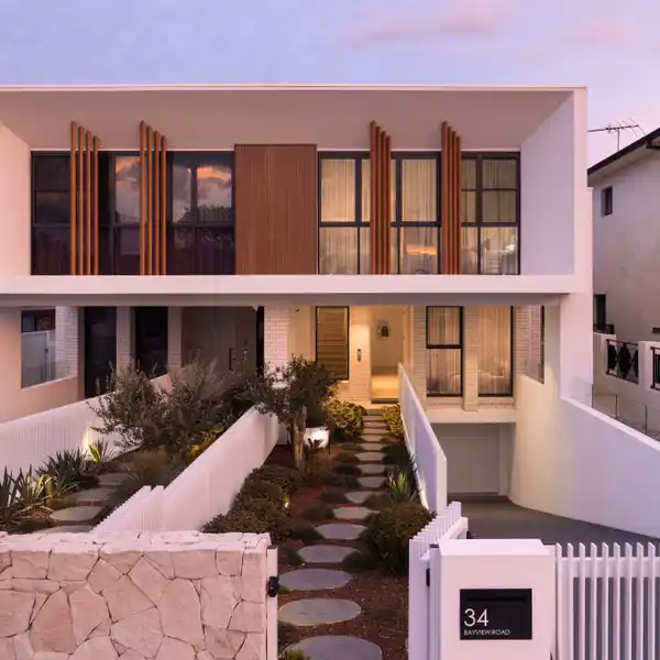 EXPANSIVE DUPLEX WITH FLAWLESS INDOOR-OUTDOOR FLOW