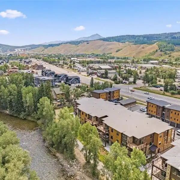 PREMIER TOP-FLOOR RIVERFRONT PROPERTY