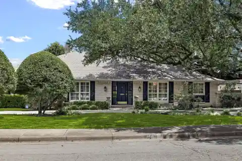 Beautifully Updated Transitional in Windsor Park