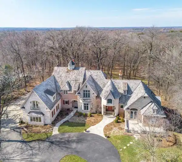LUXURY LIVING MEETS PICTURESQUE TRANQUILITY