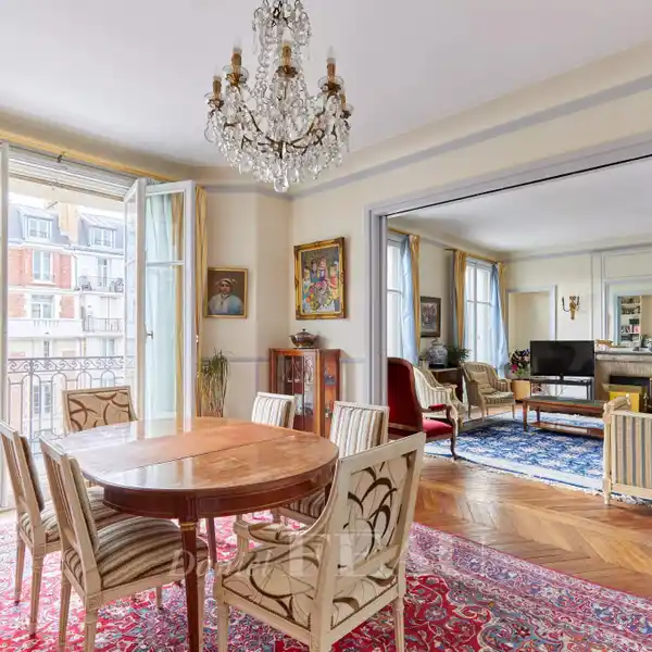 SPACIOUS 1930S APARTMENT WITH BALCONY & CHARM