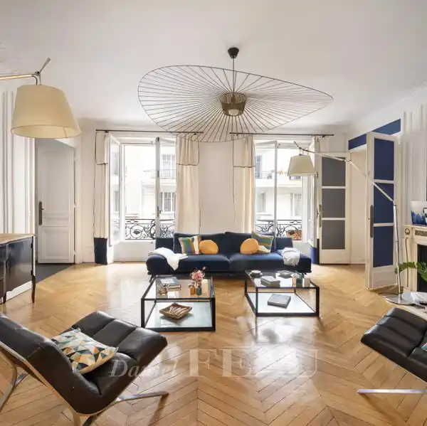 PEACEFUL DUAL-ASPECT FAMILY APARTMENT