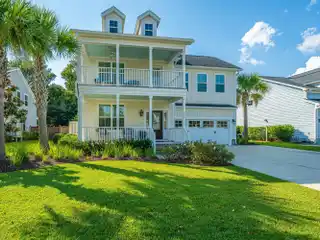 Lowcountry Living: Double Porches, Landscaped Yard & Recreation Access