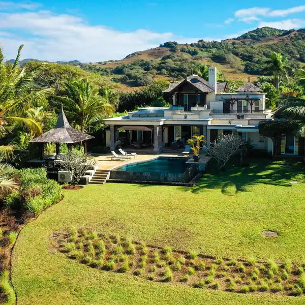 SUMPTUOUS VILLA LOCATED IN THE PRESTIGIOUS VILLAS VALRICHES ESTATE