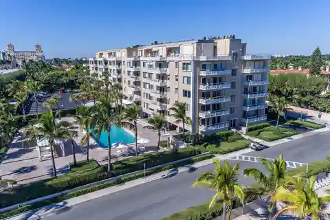 Bright and Spacious Apartment in a Full-Service Building