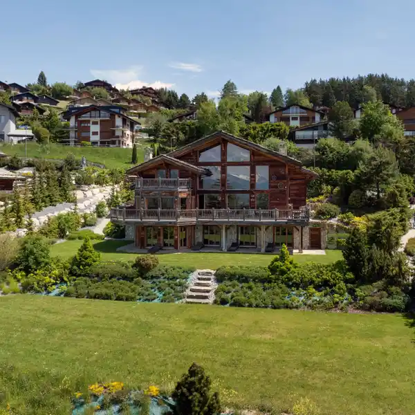 REMARKABLE CHALET BOASTING AN EXCEPTIONAL SETTING