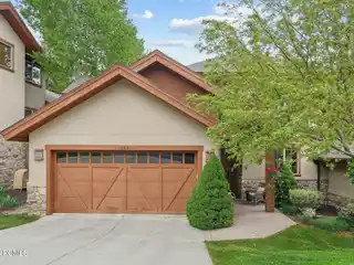 Beautifully Updated Townhome in Turnberry