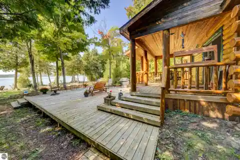 Contemporary Log Cottage with Stunning Views