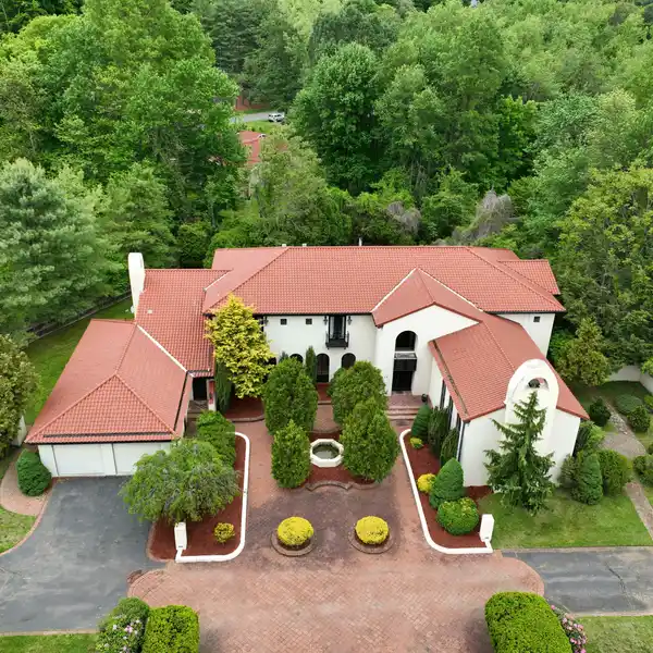GRAND ESTATE LIVING WITH POOL AND WINE CELLAR