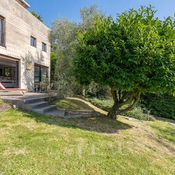 ARCHITECT-DESIGNED HOME WITH PANORAMIC TERRACE VIEWS