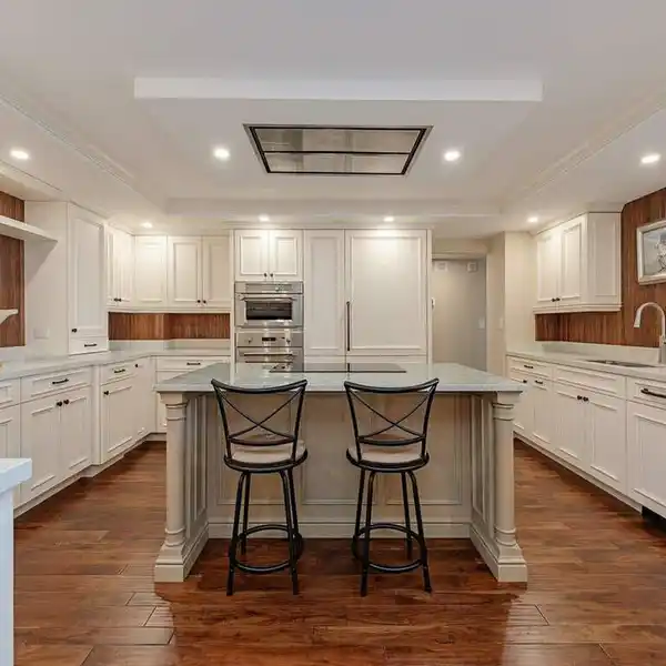 BEAUTIFULLY RENOVATED RESIDENCE IN THE STRATFORD TOWER