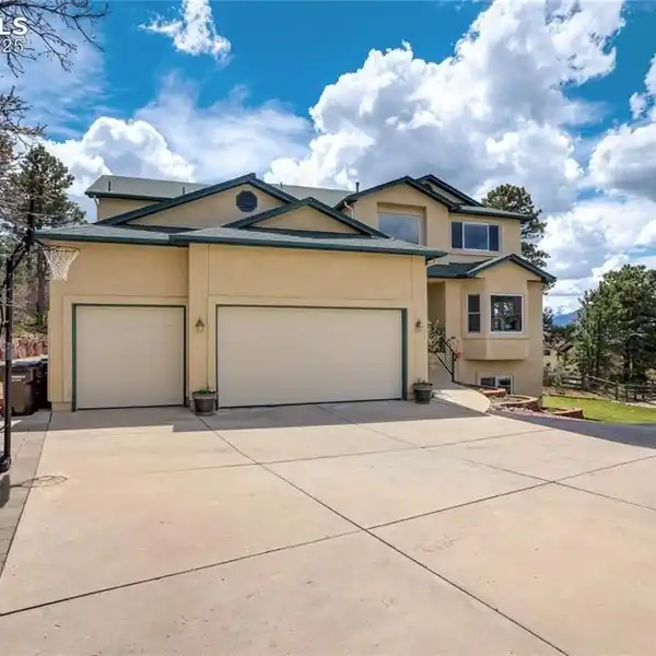ELEGANT HOME IN A PEACEFUL ENCLAVE