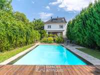 CAREFULLY RENOVATED FAMILY HOME WITH POOL