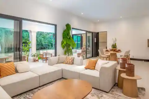 Luxury Residence with Tropical and Relaxing Views
