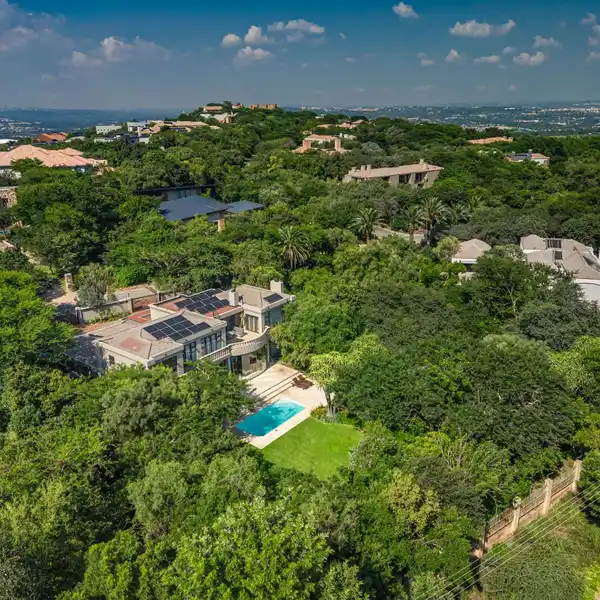 ELEGANT HOME WITH STUNNING GARDEN & POOL