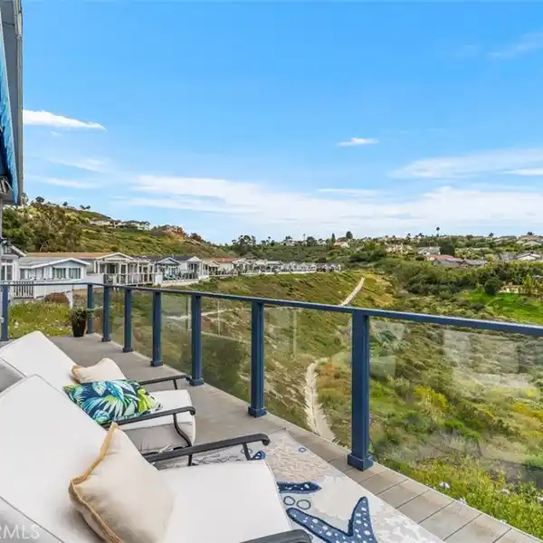 BEAUTIFULLY MAINTAINED HOME IN SHORECLIFFS TERRACE