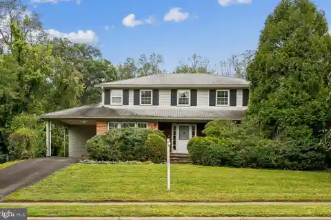 Grand Colonial on Expansive Lot