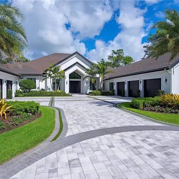 ULTIMATE NAPLES LUXURY WITH RESORT-STYLE POOL & SPA