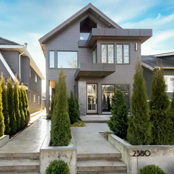 LUXURIOUS HALF DUPLEX