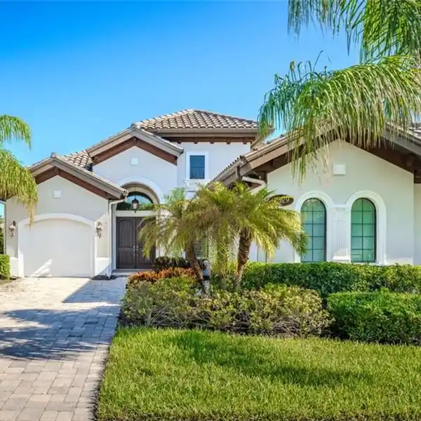 EXQUISITE HOME ON AN EXPANSIVE LOT