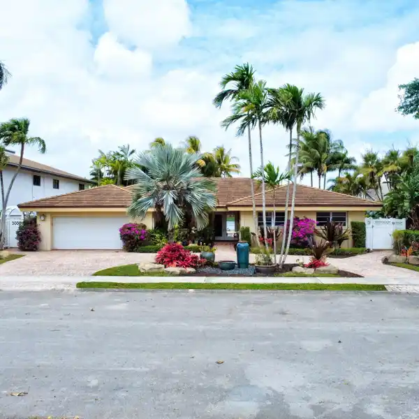 TROPICAL PARADISE IN THE LAKES OF EMERALD HILLS