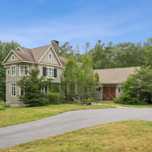 MOVE-IN READY CUSTOM HOME