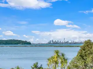 Meticulously Kept Seafront Mansion