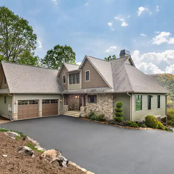 STUNNING ESTATE IN AN EXCLUSIVE GATED COMMUNITY