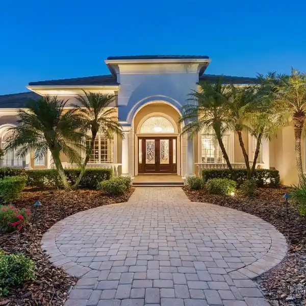 LAKEFRONT MASTERPIECE WITH LUXURIOUS CRAFTSMANSHIP