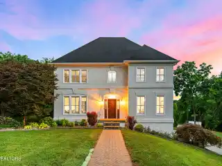 Modern Lakeview Living & Resort-Style Amenities