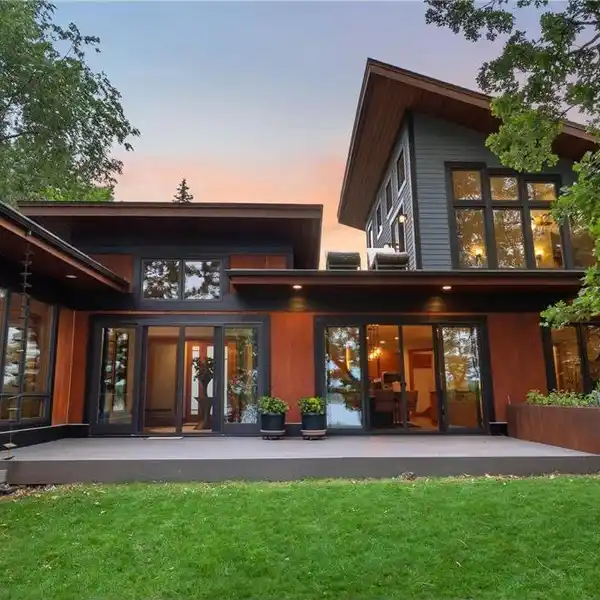 SOUTH-FACING STUNNER WITH BEACH HOUSE RETREAT