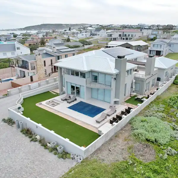 EXQUISITE SEAFRONT RESIDENCE