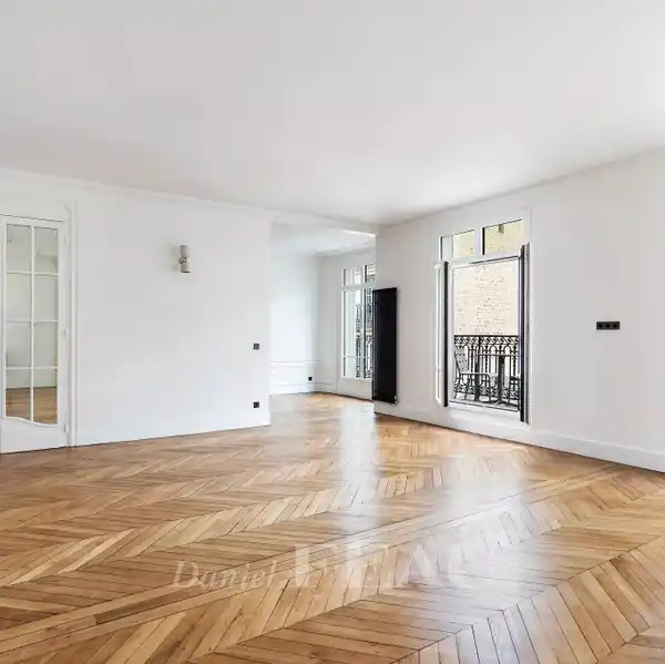 SUNNY DUAL-ASPECT APARTMENT