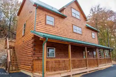 New Cabin in a Unique Development