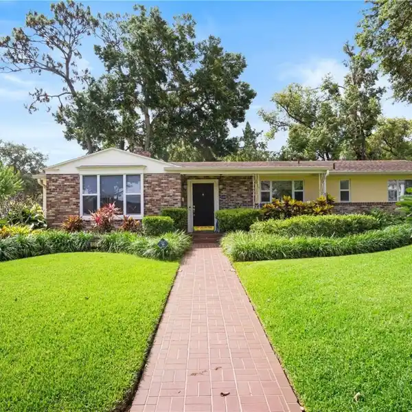 TIMELESS POOL HOME NEAR COUNTRY CLUB