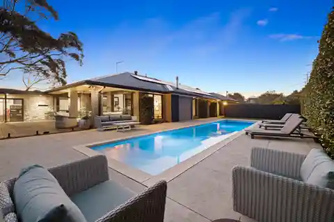 Single-Level Residence That Redefines Resort-Style Luxury