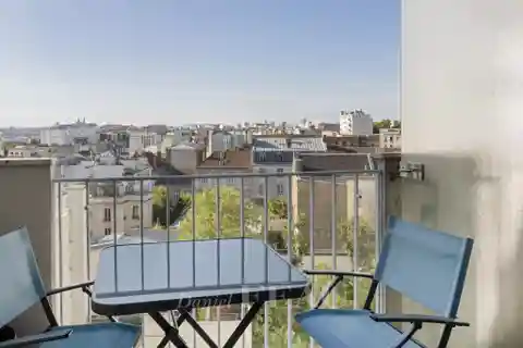 Stylish Eighth-floor Home in Vibrant Location