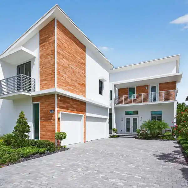 BEAUTIFULLY DESIGNED CONTEMPORARY HOUSE