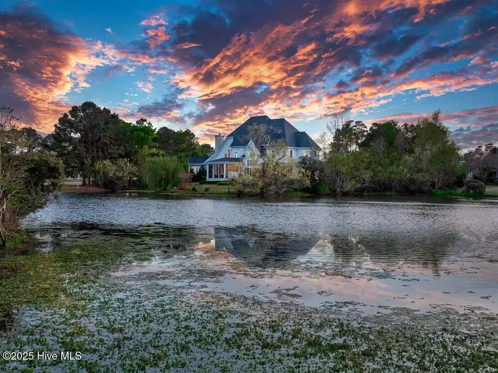Lovely Lakefront Landfall Sanctuary