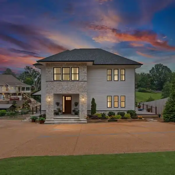 ONE-OF-A-KIND LAKE RETREAT