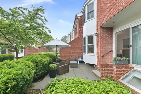 Light-filled Move-in Ready Townhouse