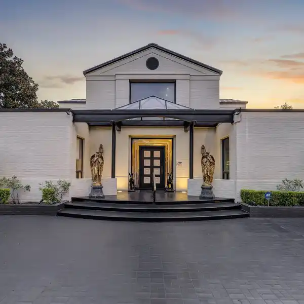 STUNNING RIVER OAKS HOME