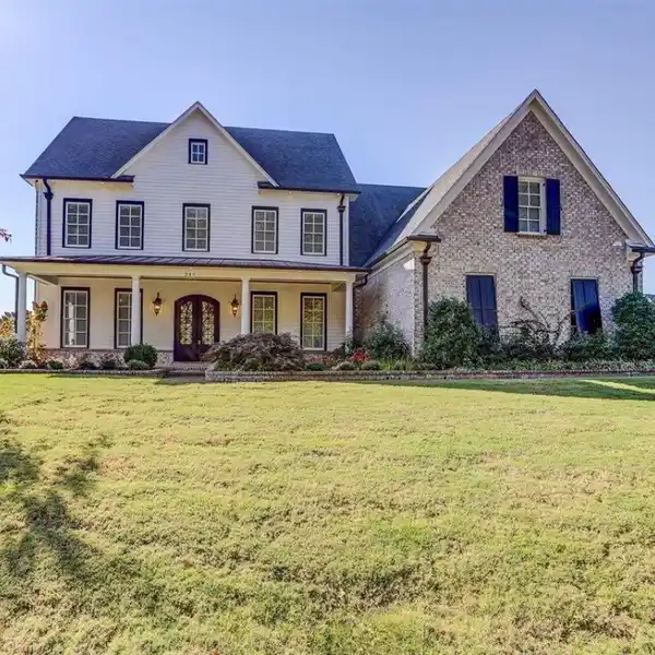 BREATHTAKING HOME IN TWIN LAKES OF PIPERTON