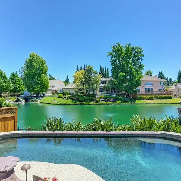 THOUGHTFUL DESIGN WITH TIMELESS QUALITY IN TREELAKE VILLAGE
